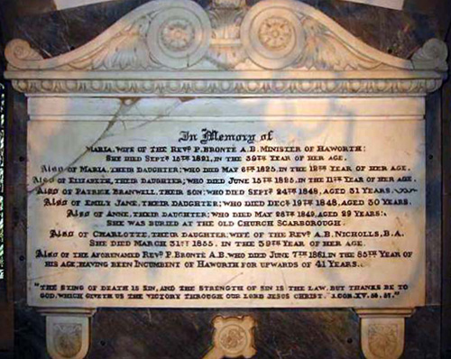 Мемориальная стена в часовне Бронте Мемориальная стена в часовне Бронте